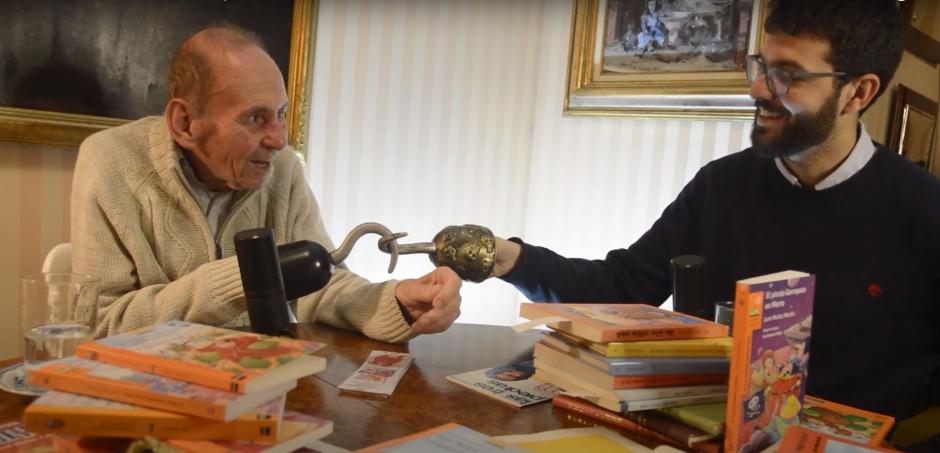 El escritor Juan Muñoz y el periodista Pablo Martín se saludan enganchando sus "garfios" en la entrevista de 'El micro de la taberna'