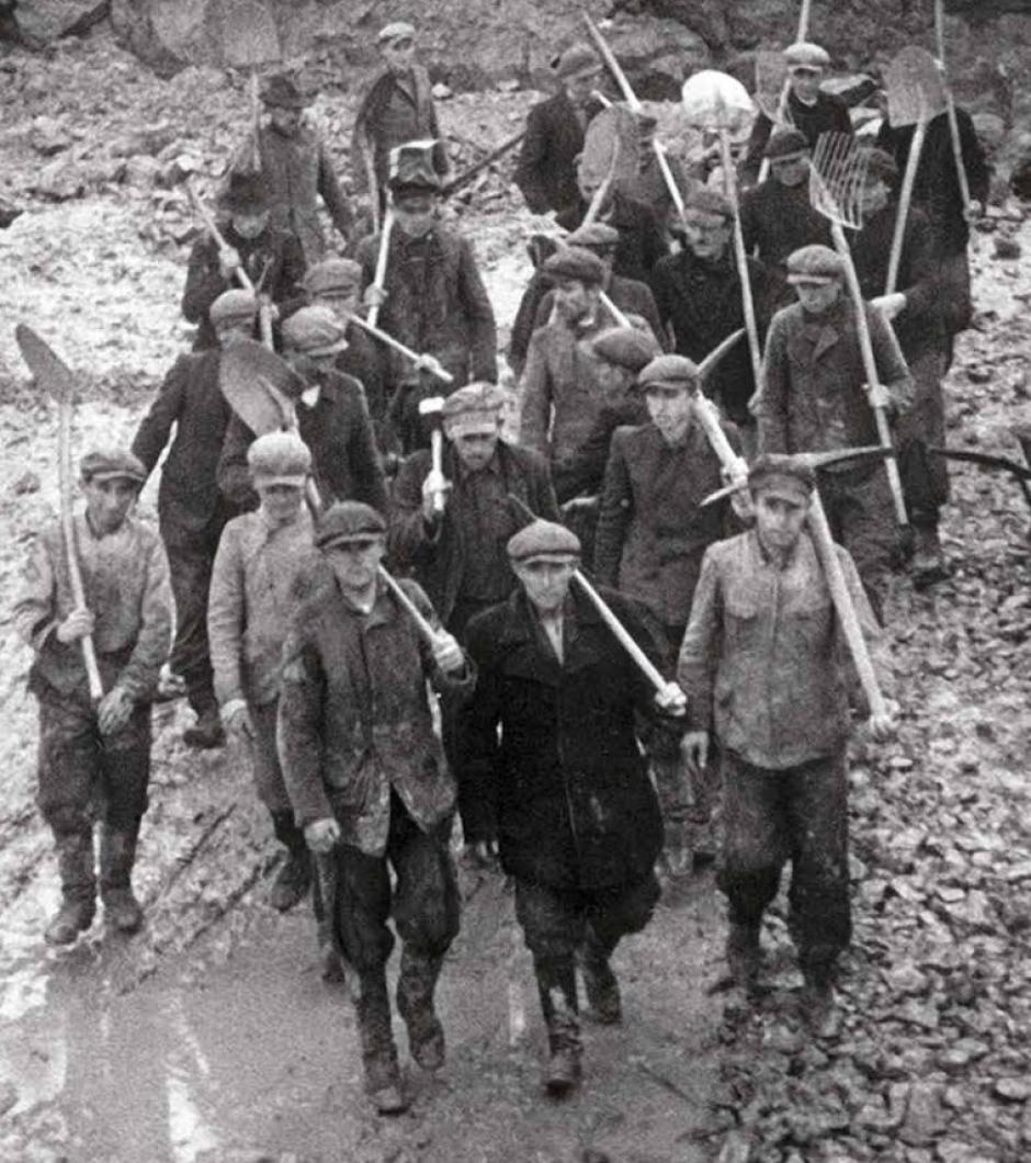 Grupo de ciudadanos polacos obligados a trabajar forzosamente en la Segunda Guerra Mundial