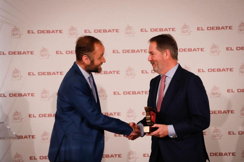 El periodista británico Isambard Wilkinson junto a Bieito Rubido, director de El Debate