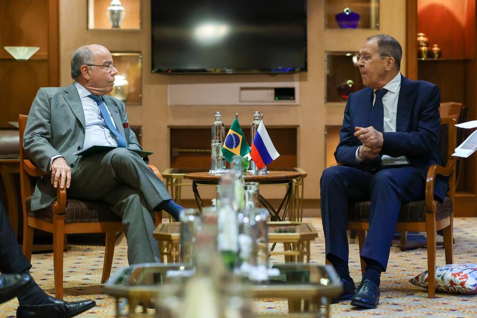 Russian Foreign Minister Sergei Lavrov (R) meets with Brazil Foreign Minister Mauro Vieira on the sidelines of the G20 foreign ministers' meeting in New Delhi on March 1, 2023. (Photo by Handout / RUSSIAN FOREIGN MINISTRY / AFP) / RESTRICTED TO EDITORIAL USE - MANDATORY CREDIT "AFP PHOTO / Russian Foreign Ministry / handout" - NO MARKETING NO ADVERTISING CAMPAIGNS - DISTRIBUTED AS A SERVICE TO CLIENTS