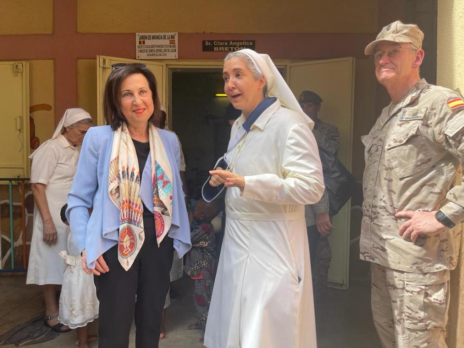 Robles ha efectuado una visita al centro de Hermanas María Inmaculada