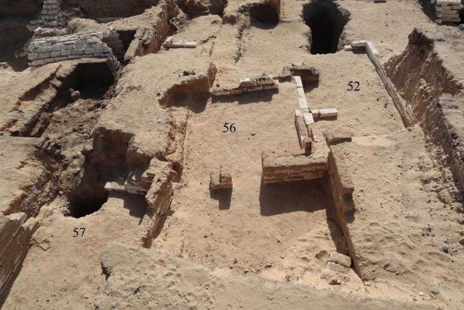 El descubrimiento de un grupo de tumbas de la era persa, romana y copta en la región de Al-Bhansa