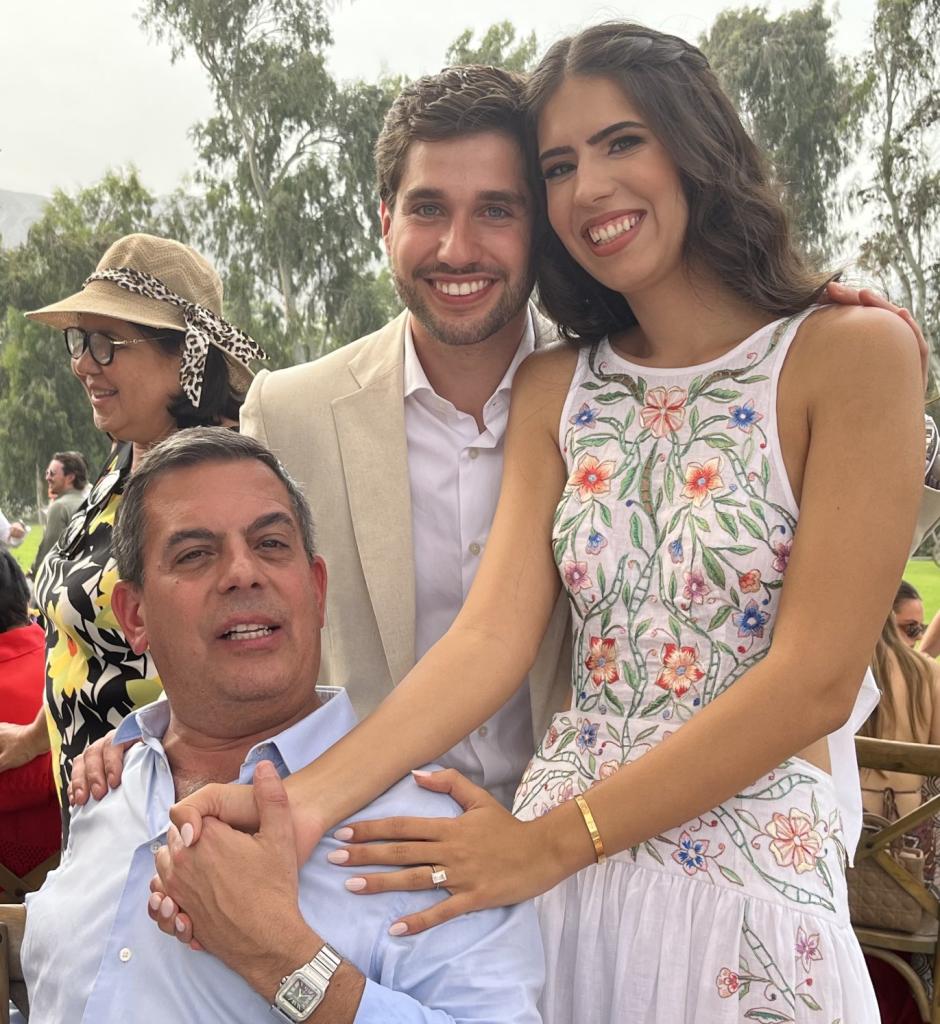 Gonzalo, el orgulloso padre, con Josefina y Emiliano, los novios.