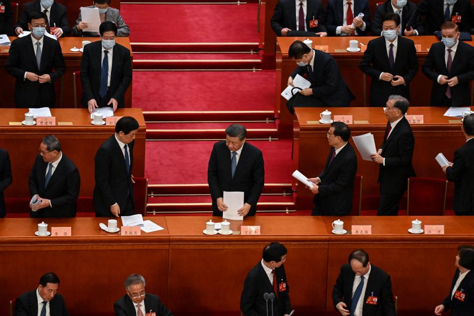 El presidente chino Xi Jinping (centro) durante la ceremonia inaugural de la Conferencia Consultiva Política del Pueblo Chino (CCPPCh) en el Gran Salón del Pueblo en Pekín