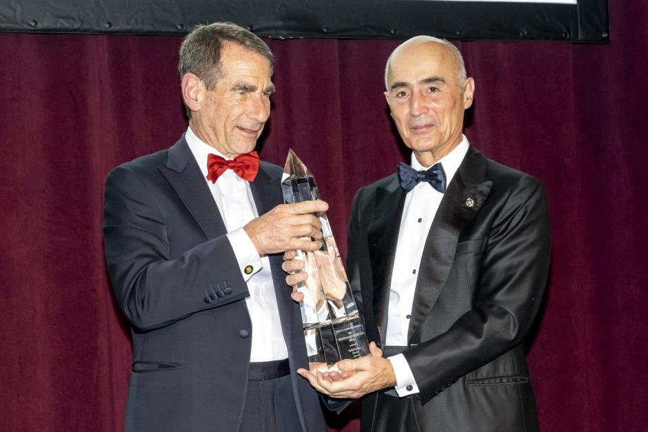 Rafael del Pino recibiendo su premio a líder empresarial del año, en Nueva York
