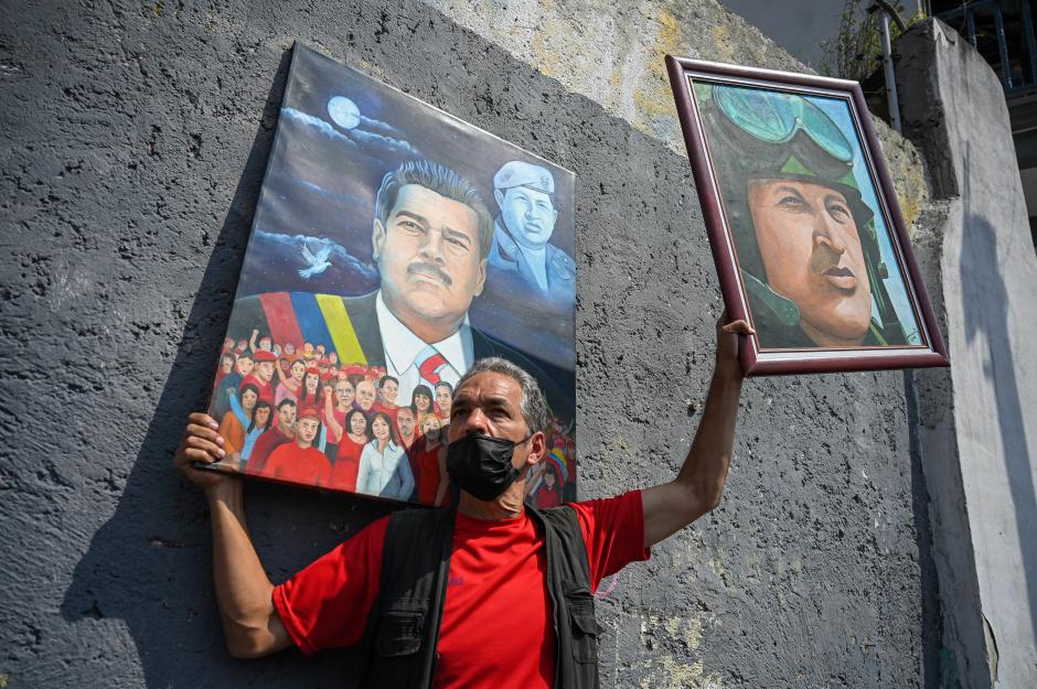 Un partidario del presidente de Venezuela, Nicolás Maduro, participa en una marcha para conmemorar la última aparición pública del difunto presidente Hugo Chávez antes de su muerte, en lo que llaman "el día de la lealtad"