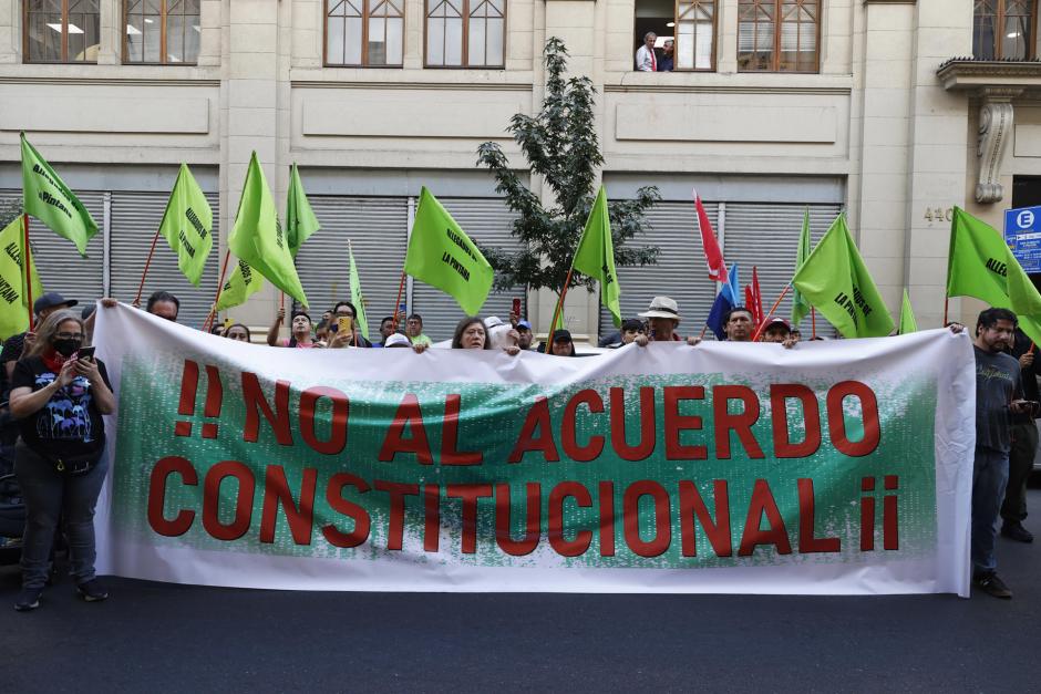 AME026. SANTIAGO (CHILE), 06/03/2023.- Personas se manifiestan hoy contra el acuerdo constitucional, mientras los presidentes del Senado y la Cámara de Diputados se reúnen con los 24 expertos designados para elaborar un borrador de nueva Constitución, frente a la antigua sede del Congreso en Santiago (Chile). EFE/ Elvis González