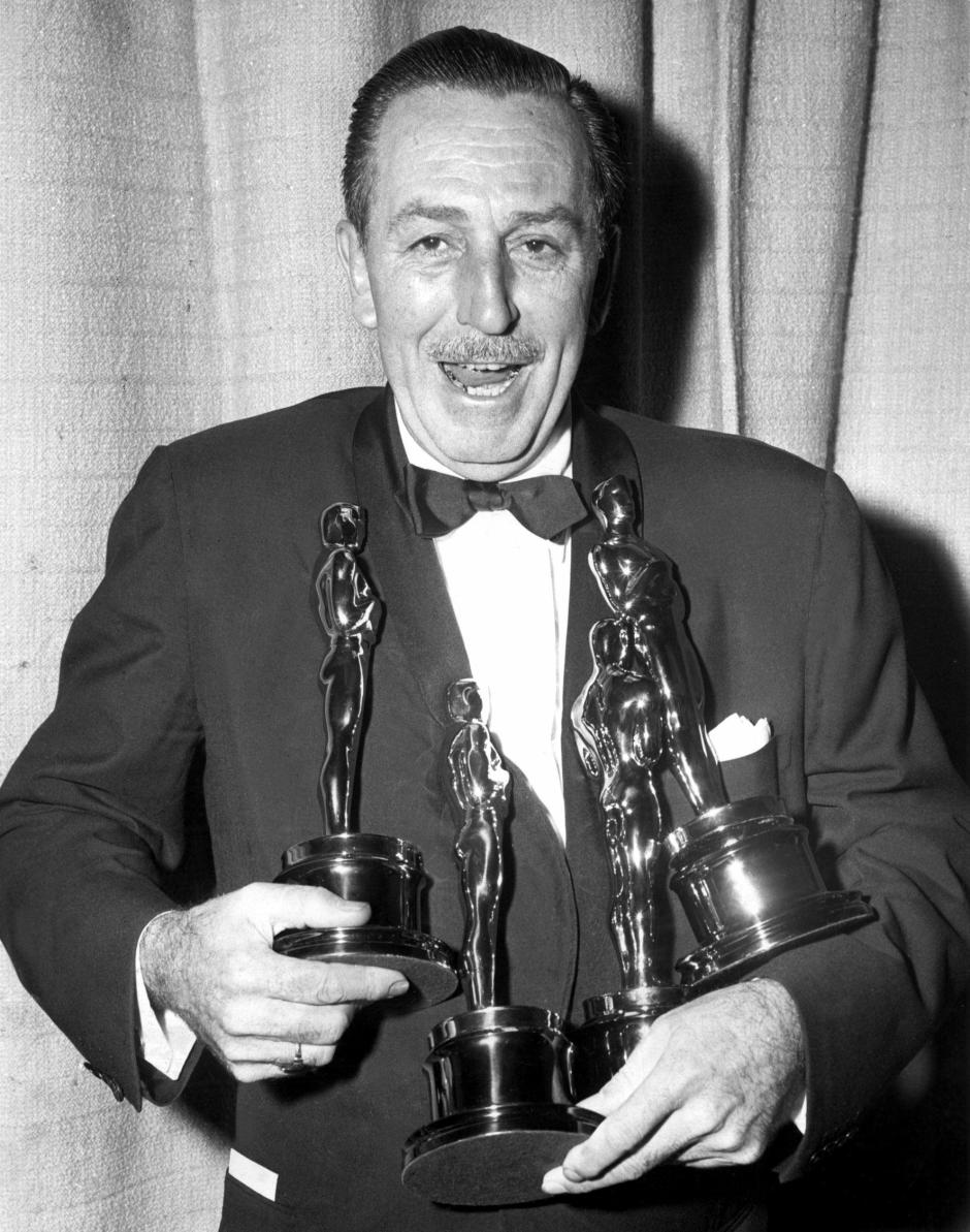 Walt Disney la noche que recibió cuatro galardones en los premios Oscar