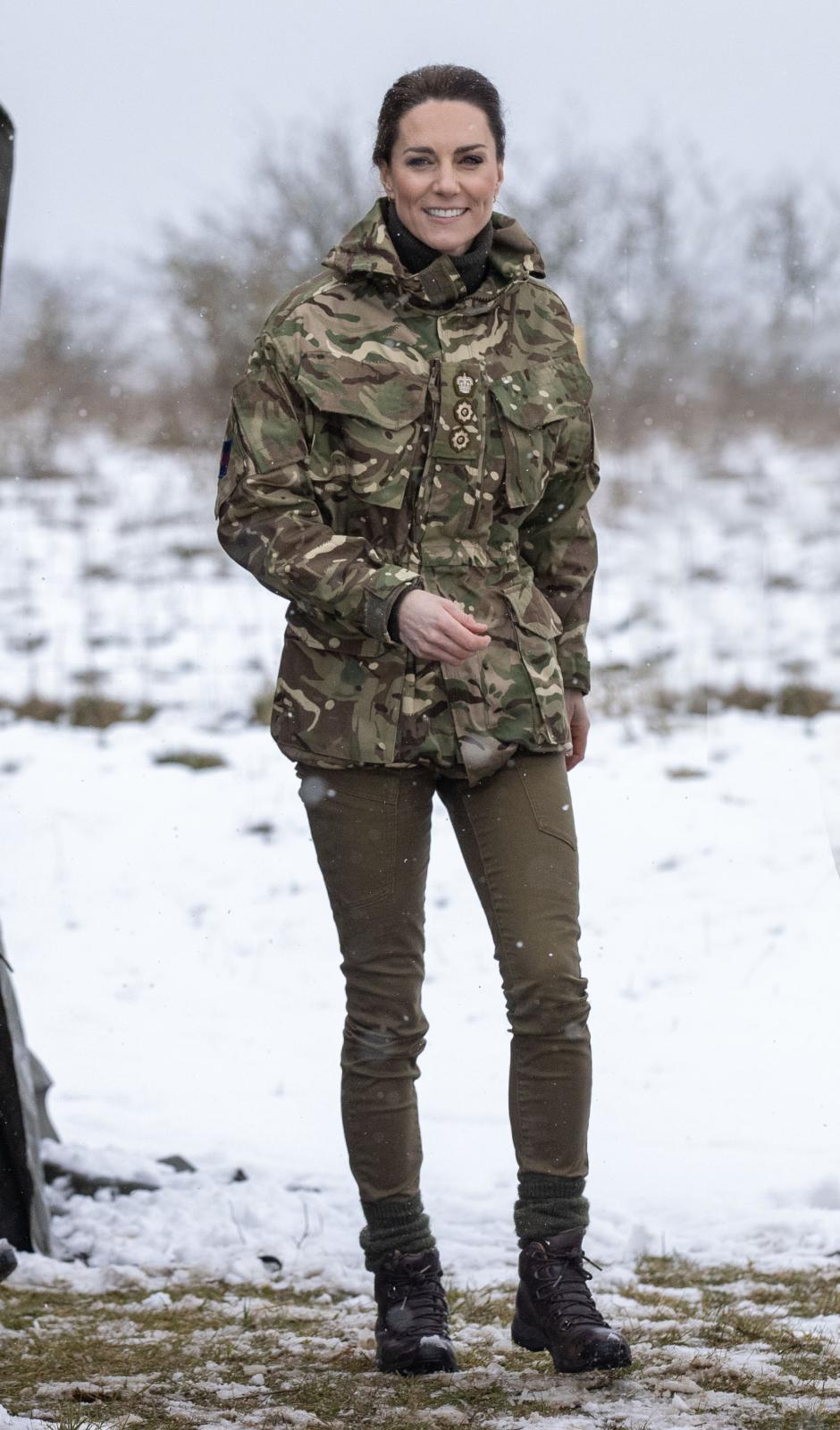 Kate Middleton no dudó en lucir su atuendo más militar para la ocasión, unos pantalones verdes, con un chaquetón de camuflaje y unas botas técnicas de montaña con cordones, la princesa de Gales se enfrentó a la nieve. En la publicación de Instagram hacía referencia a que había sido fantástico poder estar con 'The Micks' viendo su trabajo duro (¡cualquiera que sea el clima!)