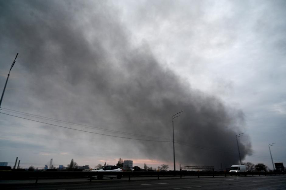Una columna de humo se eleva cerca de Kiev luego del último bombardeo ruso