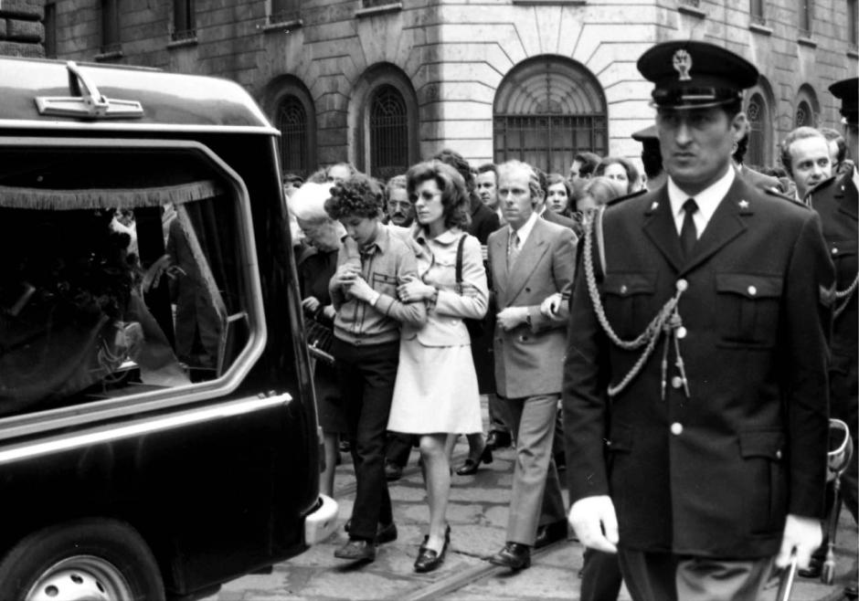 Gemma Calabresi en 1972, siguiendo el coche fúnebre con los restos mortales de su marido, el comisario Luigi Calabresi