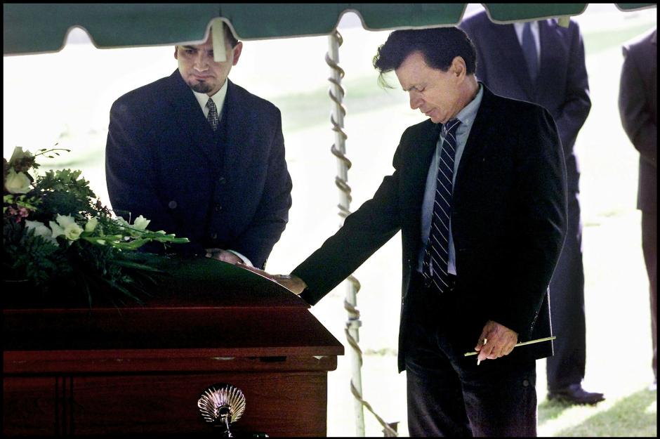 Robert Blake, durante el funeral de su mujer