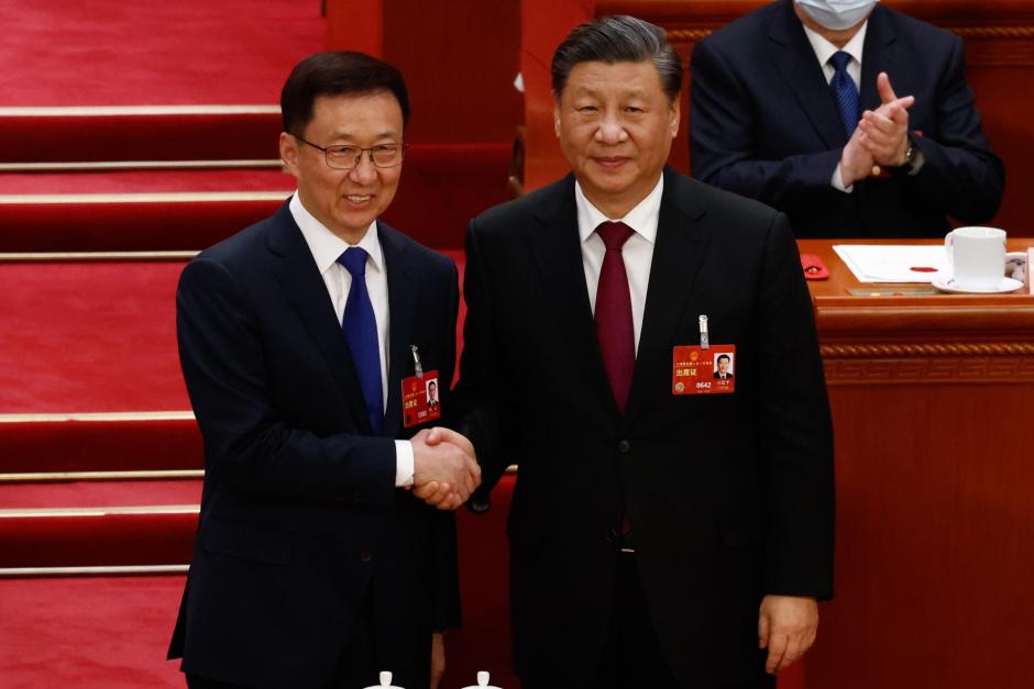 Xi Jinping junto a Han Zheng, durante su reelección para un tercer mandato presidencial en China