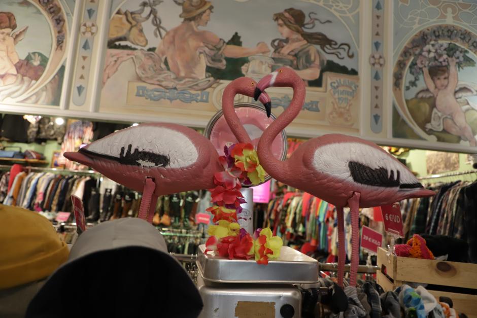 Decoración de Flamingos Vintage Kilo, tienda de ropa de segunda mano en Madrid