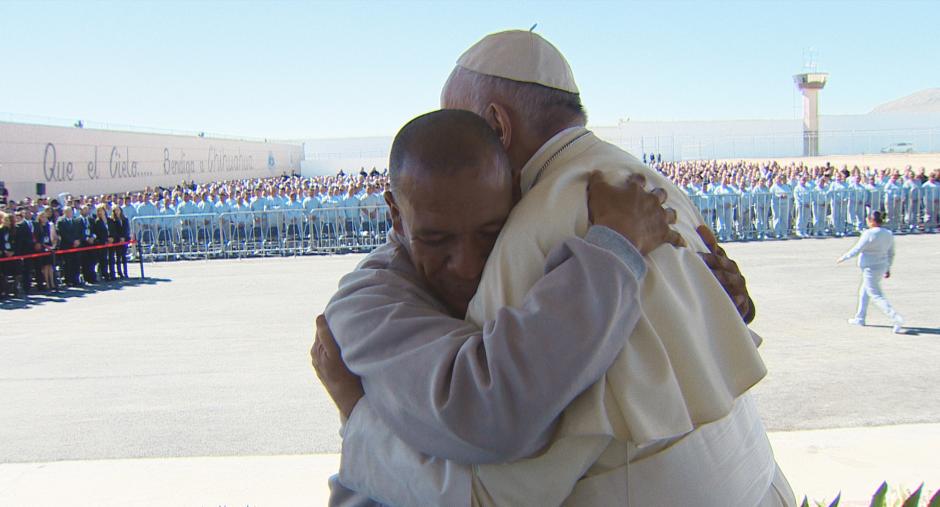 El Papa Francisco abrazando a un preso en una cárcel en México (2016)