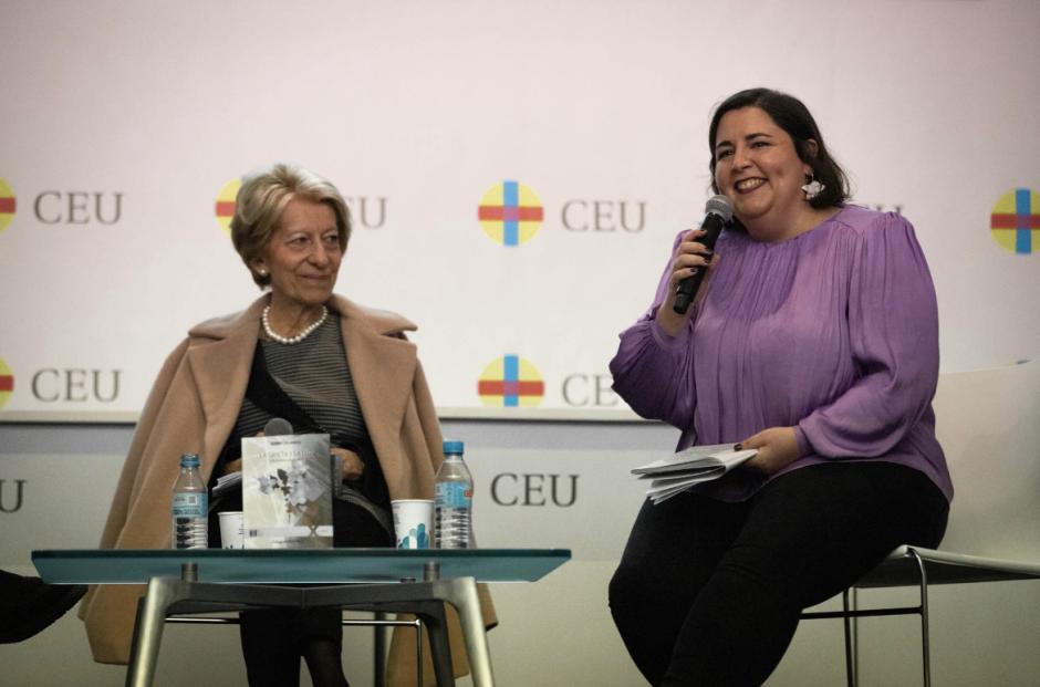 Gemma Calabresi y la periodista de El Debate María Serrano en la presentación del libro en la Univesidad CEU San Pablo