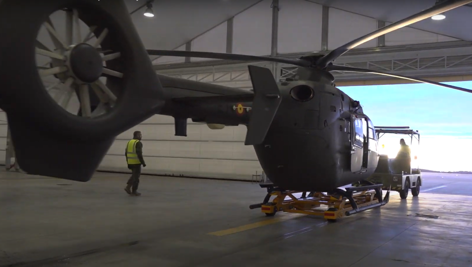 Operarios militares sacan el helicóptero del hangar