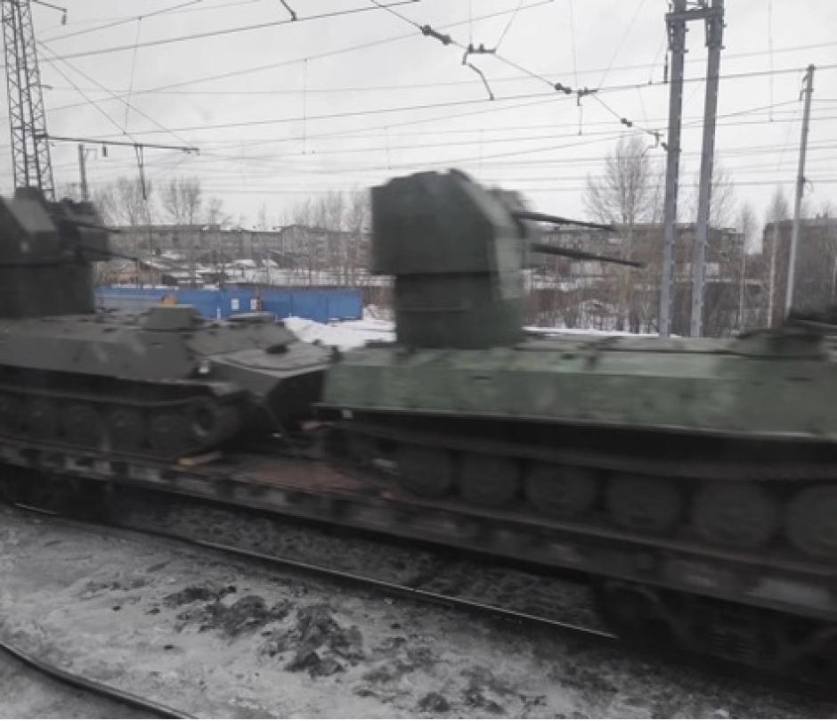 MT-LB ruso equipado con torretas navales que son transportadas en tren en un lugar no revelado