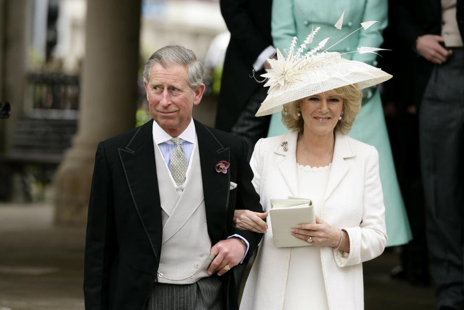 BODA REAL DEL PRINCIPE CARLOS DE INGLATERRA Y CAMILLA PARKER BOWLES ( DUQUESA DE CORNWELL )
Action Press / ©KORPA
09/04/2005
WINSOR *** Local Caption *** 00063592
ACTION PRESS / OHLENBOSTEL/FOTO LANGBEHN 
#00063.592#
WEDDING OF PRINCE CHARLES AND CAMILLA PARKER BOWLES AT THE GUILDHALL IN WINDSOR: PICTURES SHOWS CHARLES AND HIS WIFE LEAVING THE GUILDHALL AFTER THE CIVIL WEDDING, CAMILLA'S TITEL OF NOBILITY IS NOW DUTCHESS OF CORNWELL.
(090405)