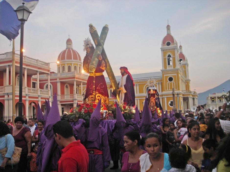 Procesión de Semana Santa en Granada (Nicaragua)