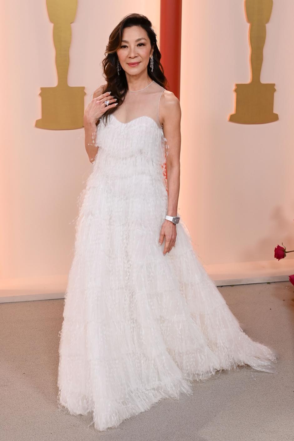 Michelle Yeoh, nominada al Oscar a mejor actriz por Todo a la vez en todas partes, con un vestido de plumas blanco de alta costura de Dior
