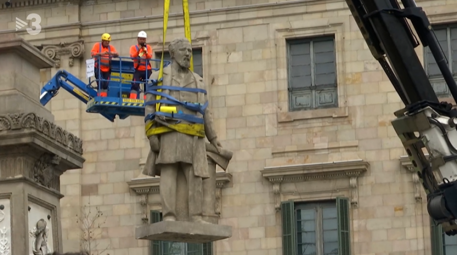 Momento de la retirada de la estatua de Antonio López