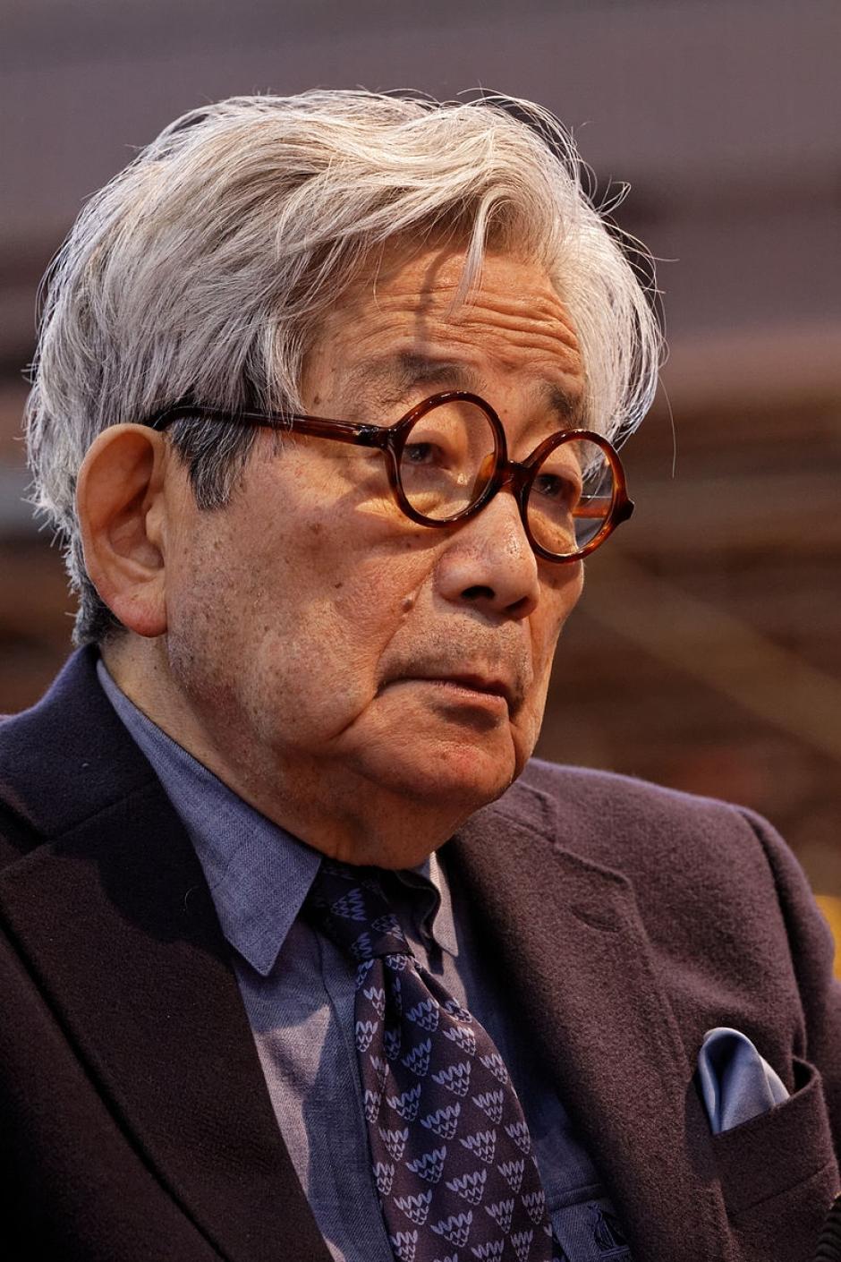 Kenzaburō Ōe en la conferencia de la Feria del Libro de París, 2012.