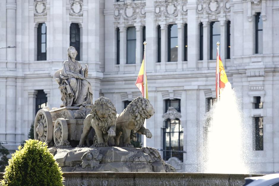 Fuente de Cibeles frente al Palacio de Cibeles, sede del Ayuntamiento de Madrid.