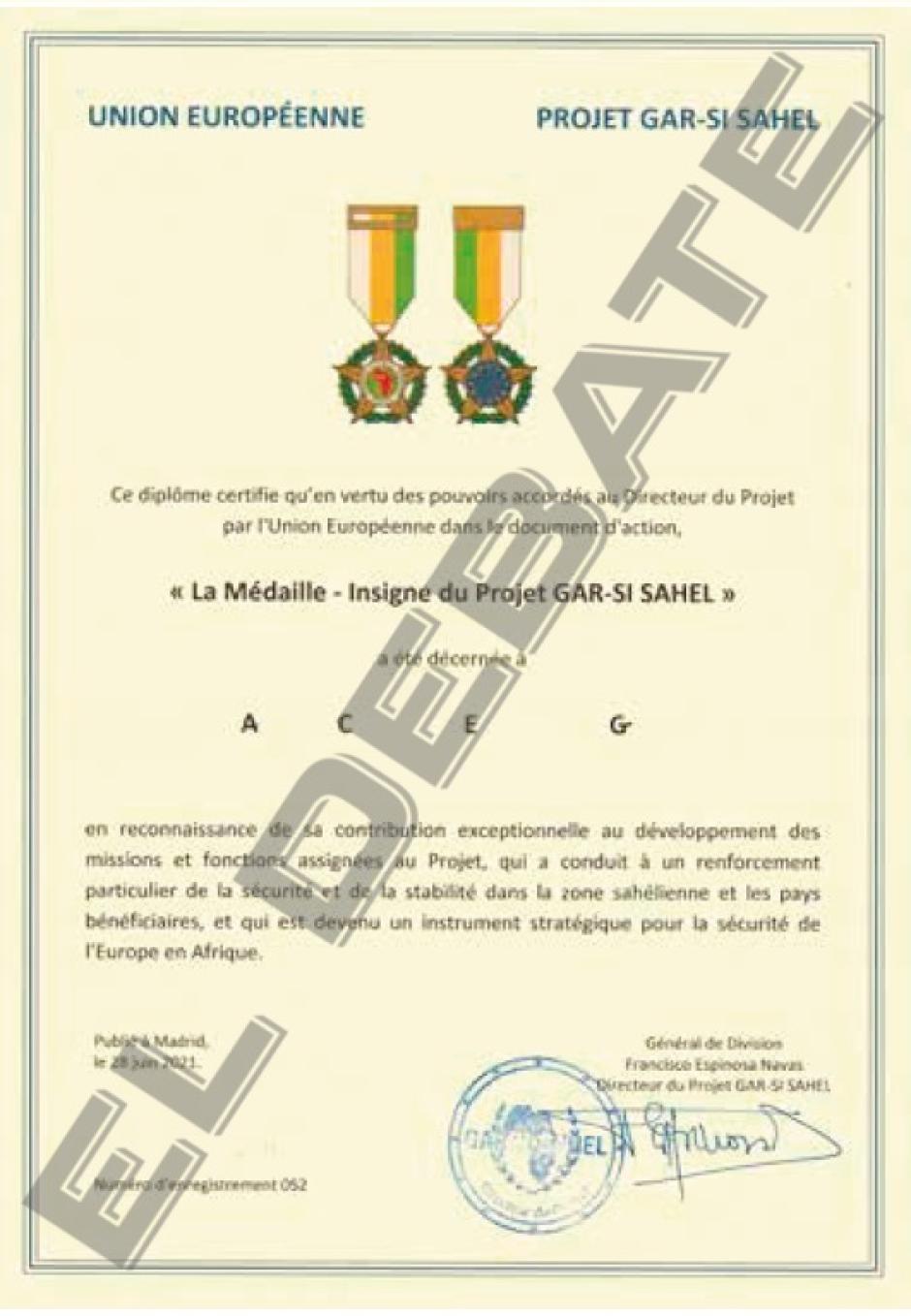 Diploma que otorgaba el general Espinosa junto a la condecoración fraudulenta