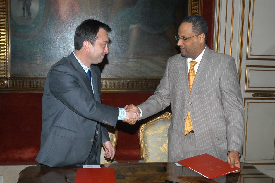 Manuel Cobo, y Juma Mubarak Juma Al Junaibi firman el acuerdo de hermanamiento entre Madrid y Abu Dabi en 2007