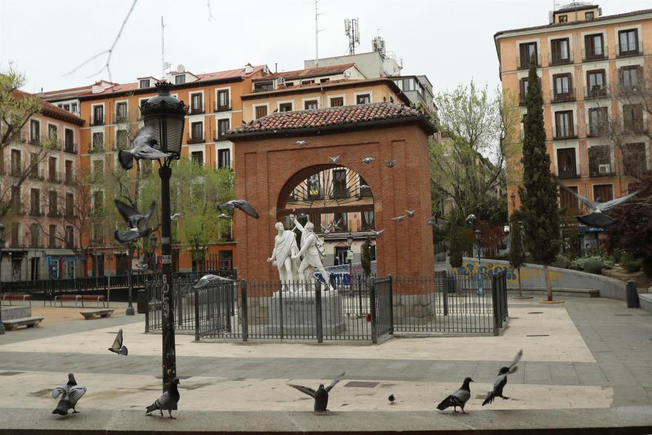 La céntrica Plaza de Dos de Mayo donde habitualmente coexisten ciudadanos y palomas, habitada únicamente por las aves