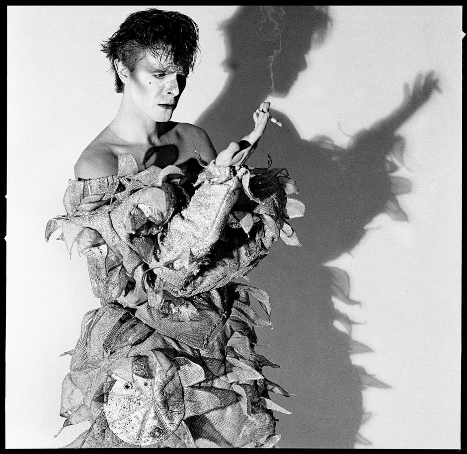 David Bowie al final de la sesión fotográfica donde se caracterizó como el payaso Pierrot que fue portada del disco Scary Monsters