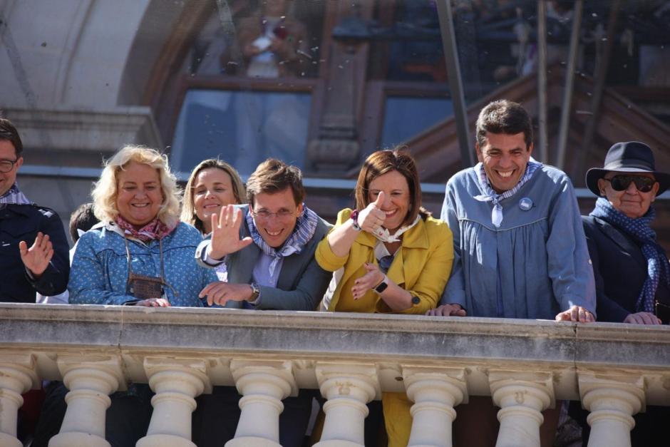 El alcalde de Madrid, José Luis Martínez Almeida, saluda a los valencianos desde el balcón del Ayuntamiento tras la mascletà.