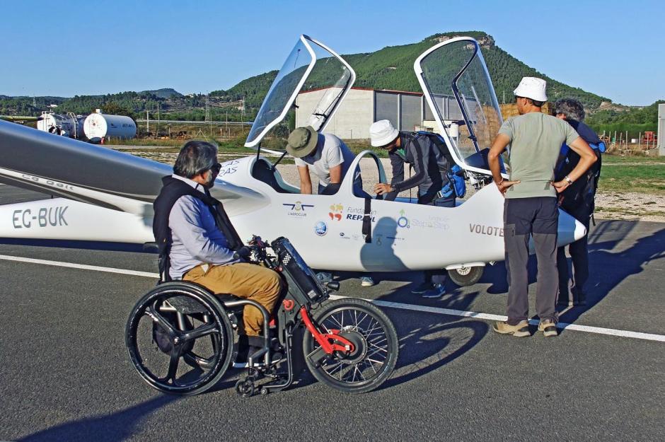 Carlos de Albert en la bici motorizada que engancha a su silla de ruedas antes de subirse a uno de los aviones de Las Sillas Voladoras