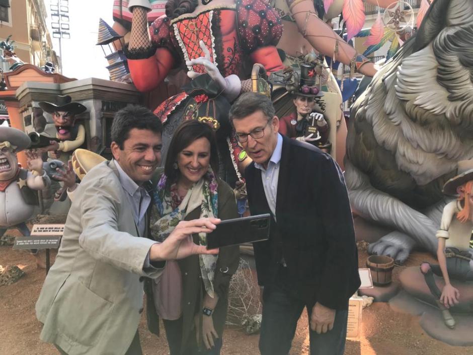 El presidente del PP, Alberto Nuñez Feijóo, se hace un selfie en Fallas junto a Carlos Mazón y María José Catalá.