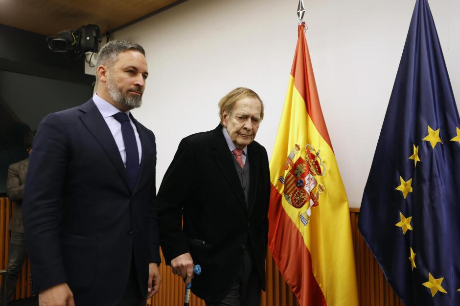 Santiago Abascal y Ramón Tamames en la rueda de prensa desde el Congreso