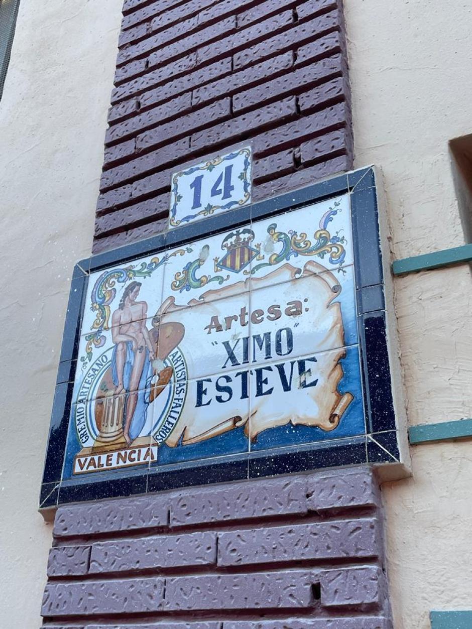 La placa que señala el lugar en el que el artista Ximo Esteve tiene su taller en la Ciudad del Artista Fallero de Valencia