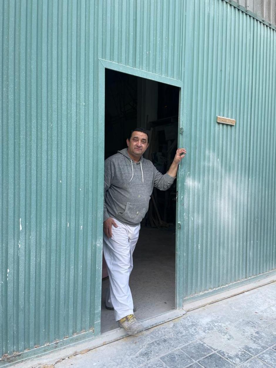 El artista fallero Ximo Esteve, a las puertas de su taller