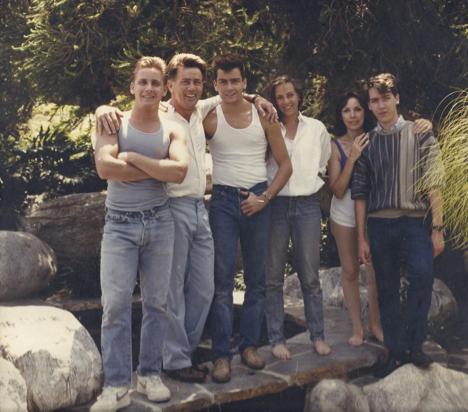 Emilio Estévez, Martin Sheen y Charlie Sheen con el resto de su familia en 1987