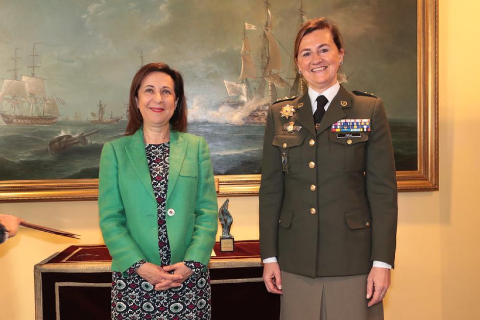 La ministra de Defensa, Margarita Robles, posa con la teniente coronel premiada