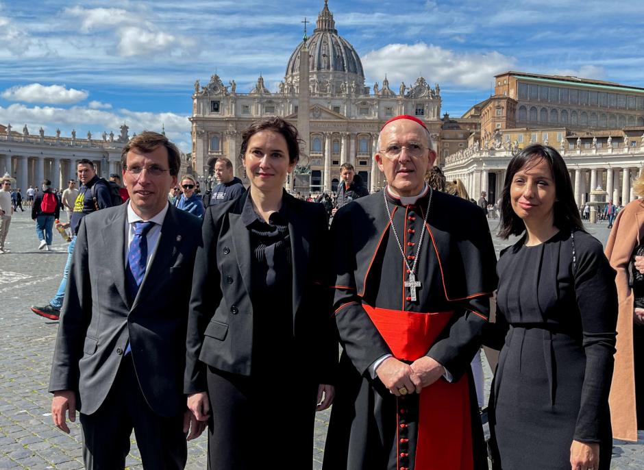 Almeida, Ayuso, el cardenal Carlos Osoro y Mercedes González frente al Vaticano