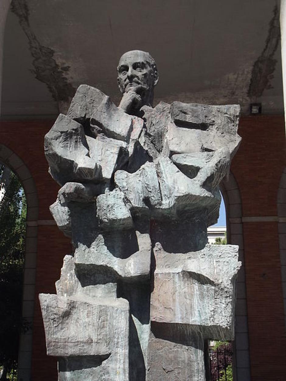Escultura de Largo Caballero, Nuevos Ministerios, Madrid