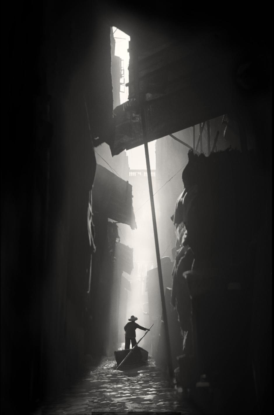 La Venecia de Hong Kong . Hecha en 1962, Fan-Ho muestra de nuevo su gran arte para componer con las luces y sombras.