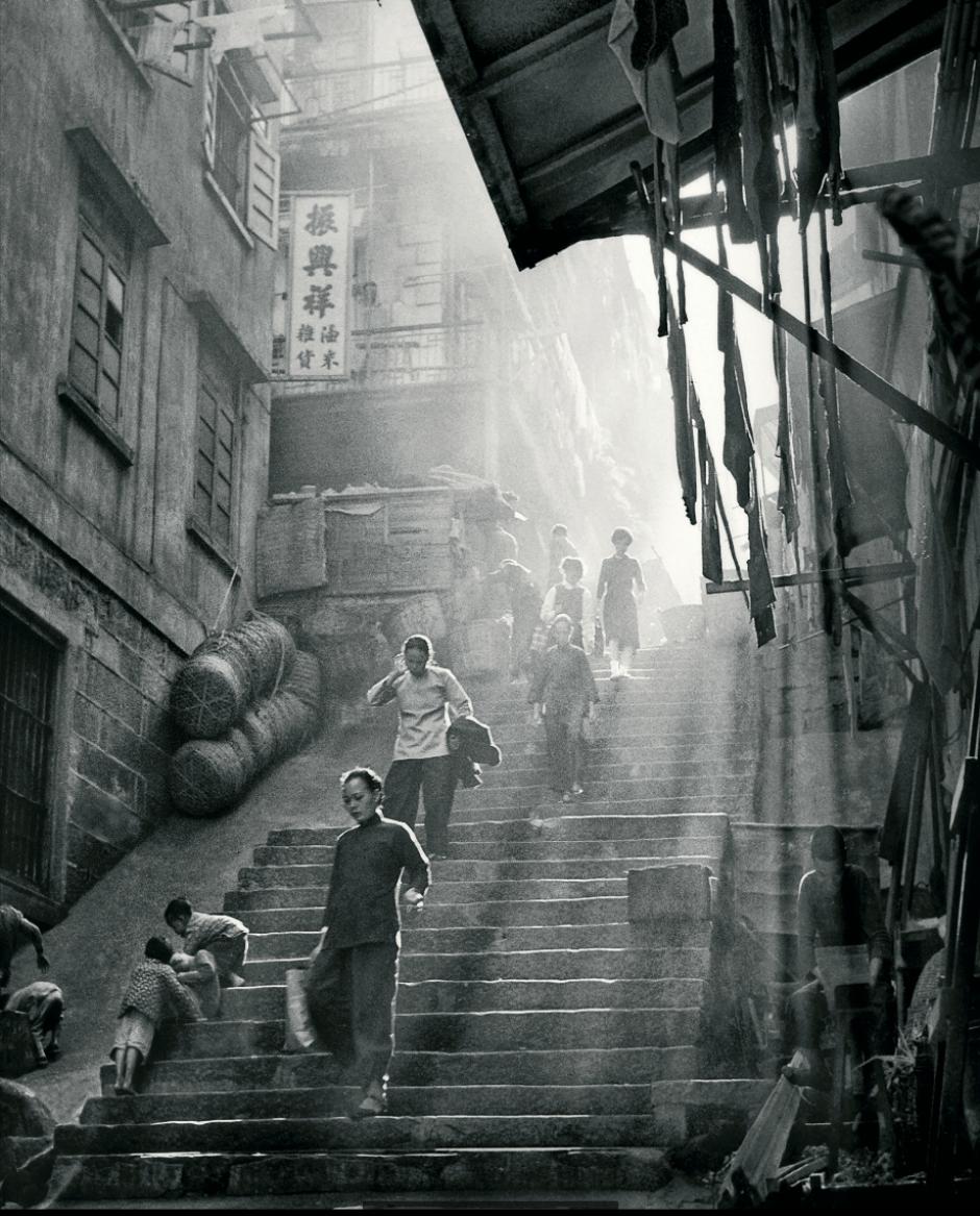 Las escaleras de Hong Kong era su lugar favorito para fotografiar la vida cotidiana de la ciudad. Los rayos de luz caían en el mismo ángulo de la inclinación formando siluetas andantes perfectas