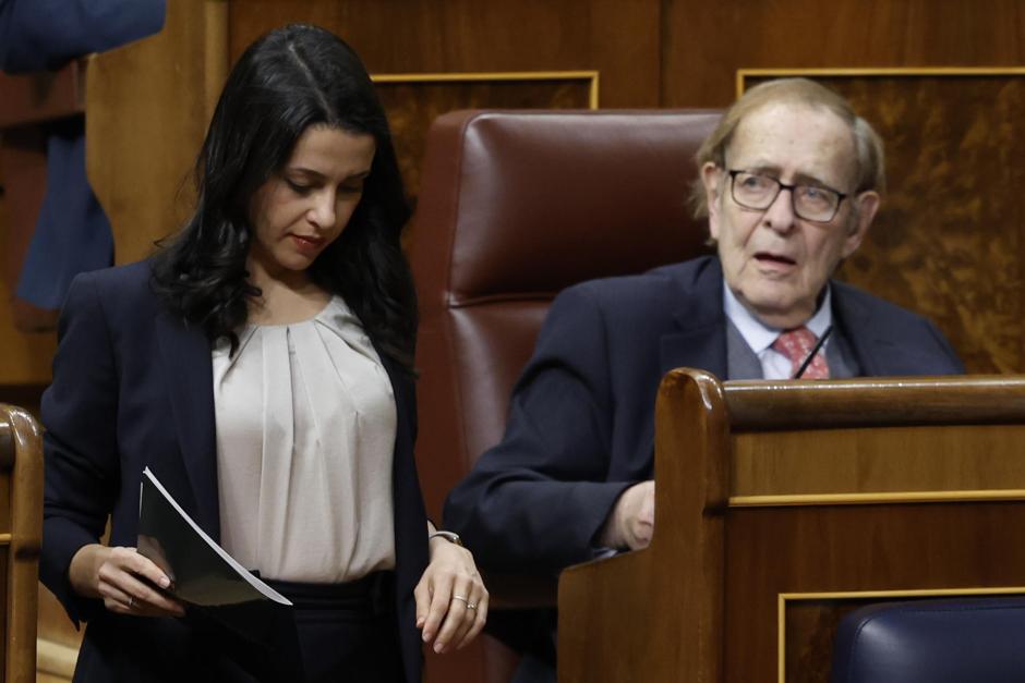El profesor Ramón Tamames y la diputada de Ciudadanos Inés Arrimadas durante el debate de la moción de censura de Vox