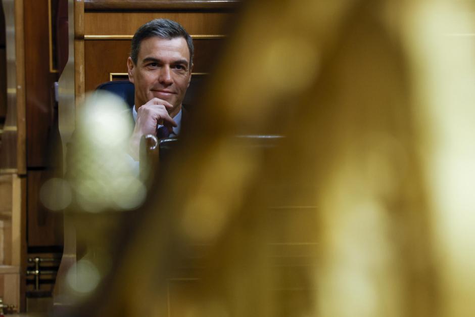 Pedro Sánchez, sonríe desde su escaño, durante la segunda jornada de la moción