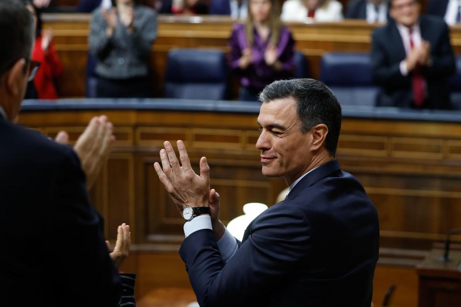 El presidente del Gobierno, Pedro Sánchez, aplaude tras ser rechazada la moción de censura