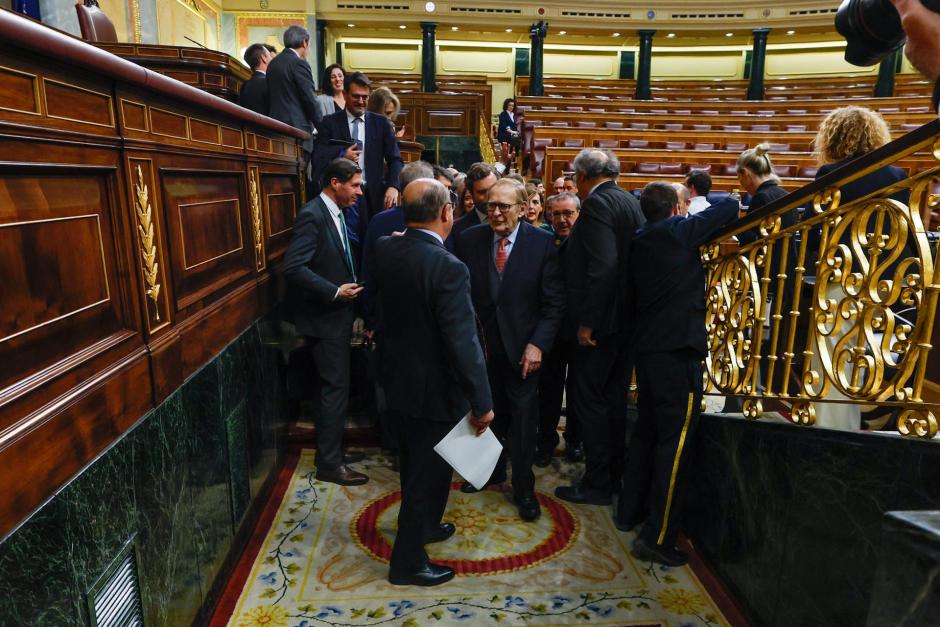 Tamames abandona el Congreso de los Diputados tras la moción de censura