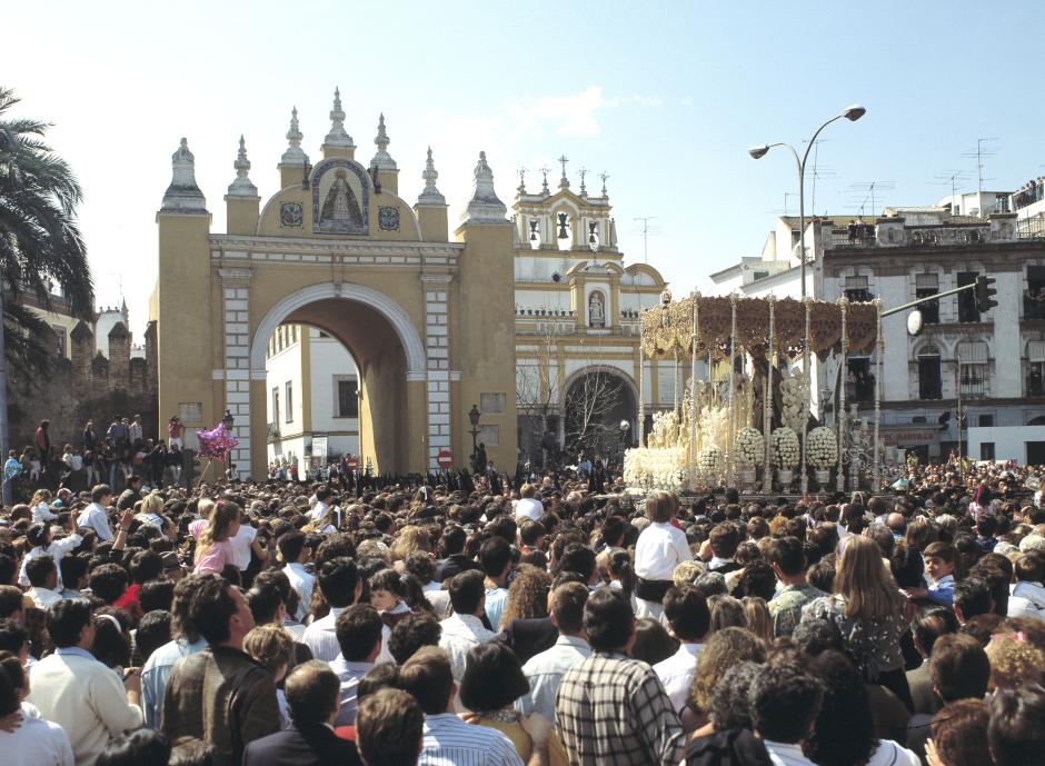 La Macarena llegando a su templo en Sevilla