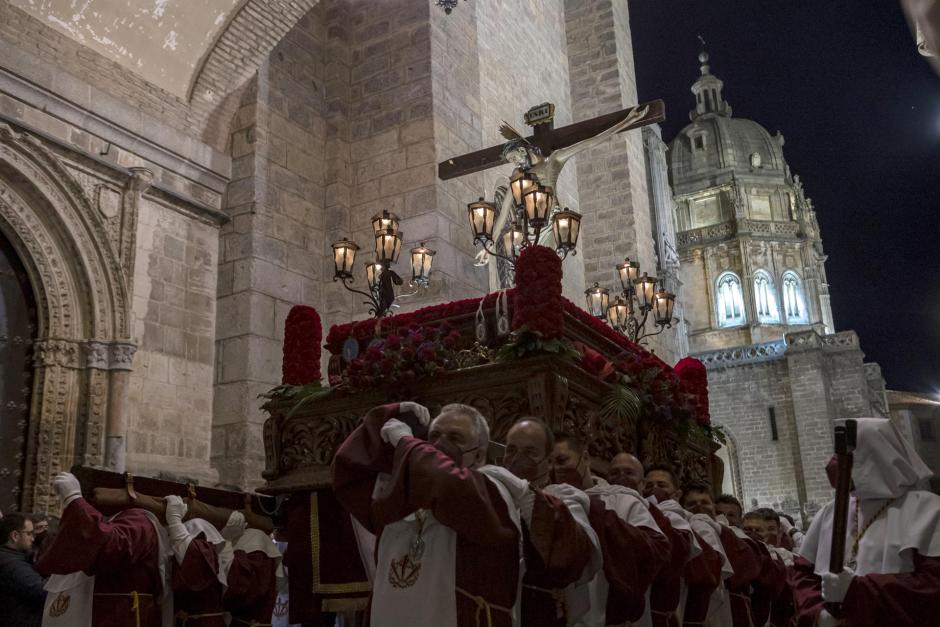 Salida de la hermandad del Santísimo Cristo De la Vega desde la catedral de Toledo